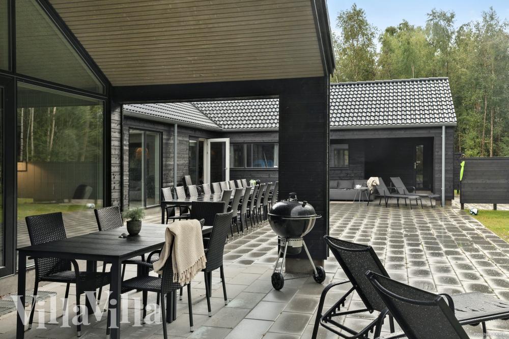 Lyxstuga nr 905 har en härlig terrass med sköna trädgårdsmöbler för 30 personer.