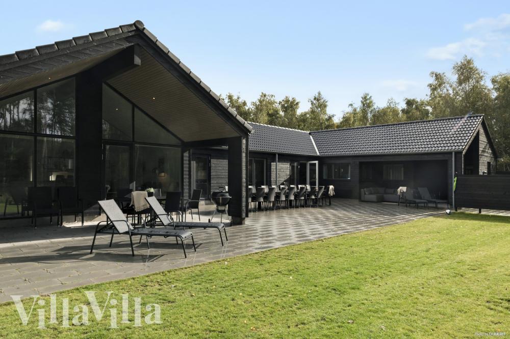 Njut av en grillkväll på terrassen i lyxstuga nr 905 i Lolland/Falster/Møn