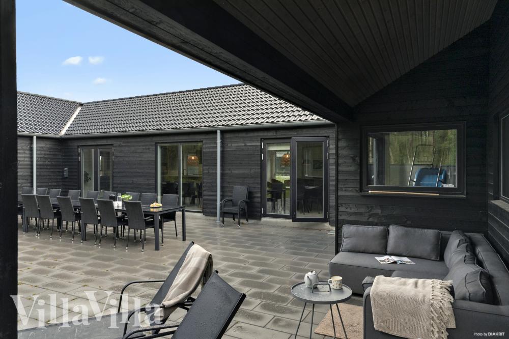 På terrassen i sommarhus nr 905 finns det plats för upp till 30 gäster.