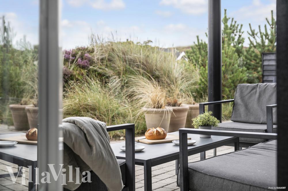 Njut av en grillkväll på terrassen i lyxstuga nr 383 i Vestjylland