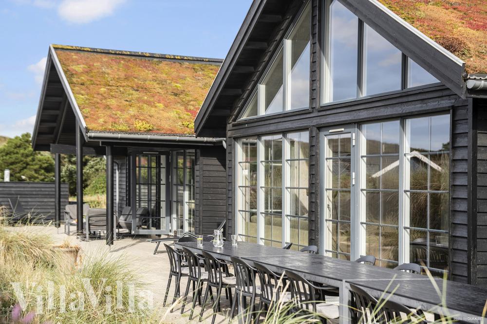 På terrassen i sommarhus nr 383 finns det plats för upp till 18 gäster.