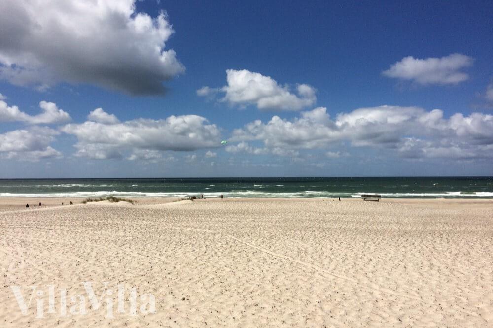 Stranden i närheten av lyxhus 383.
