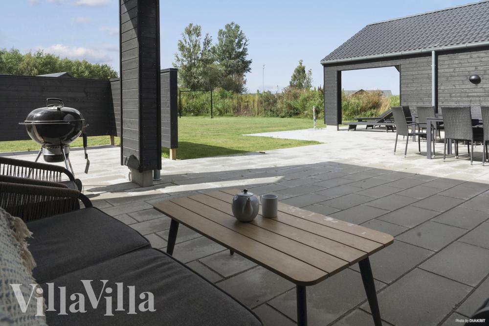 Njut av en grillkväll på terrassen i lyxstuga nr 913 i Lolland/Falster/Møn