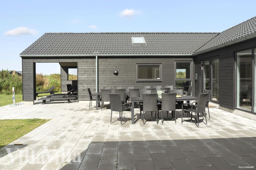 På terrassen i sommarhus nr 913 finns det plats för upp till 24 gäster.