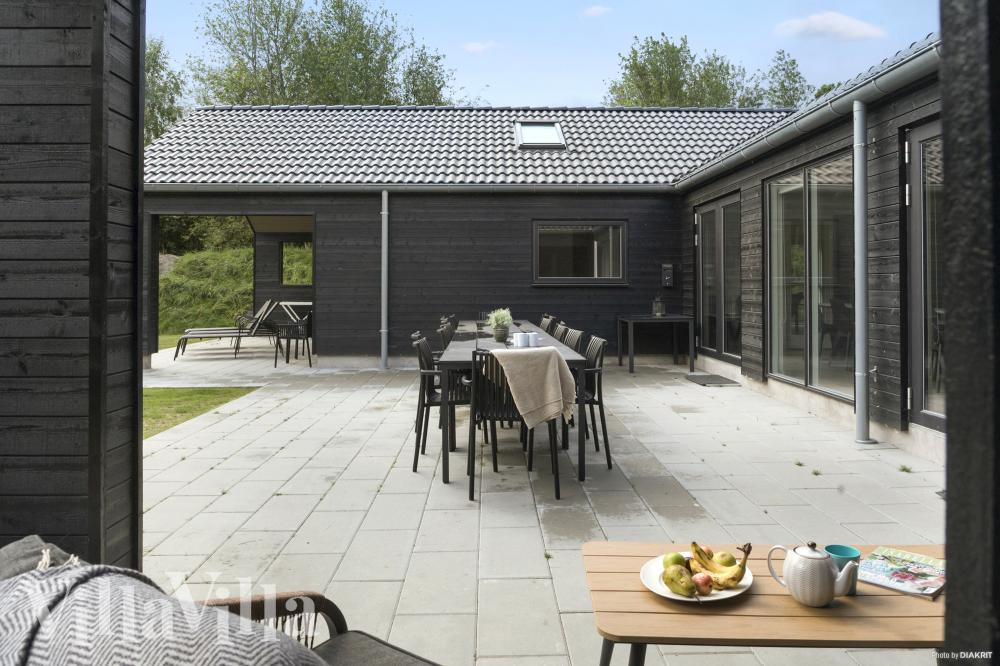 Njut av en grillkväll på terrassen i lyxstuga nr 911 i Lolland/Falster/Møn