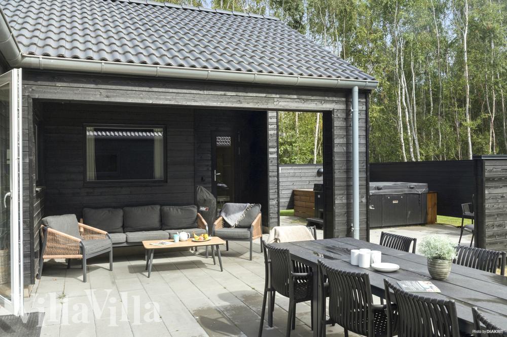 På terrassen i sommarhus nr 911 finns det plats för upp till 20 gäster.