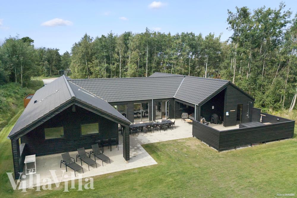 I Lolland/Falster/Møn ligger detta vackra poolhus nr 911 med plats för 20 personer.