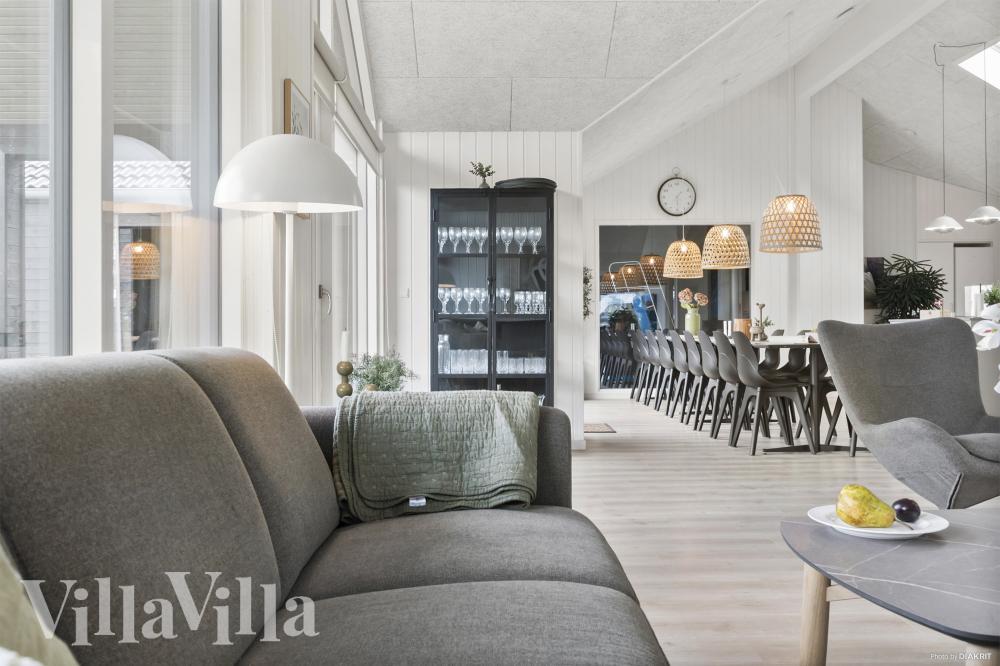 När ni besöker lyxhus nr 912 kan ni mysa tillsammans i sofforna.