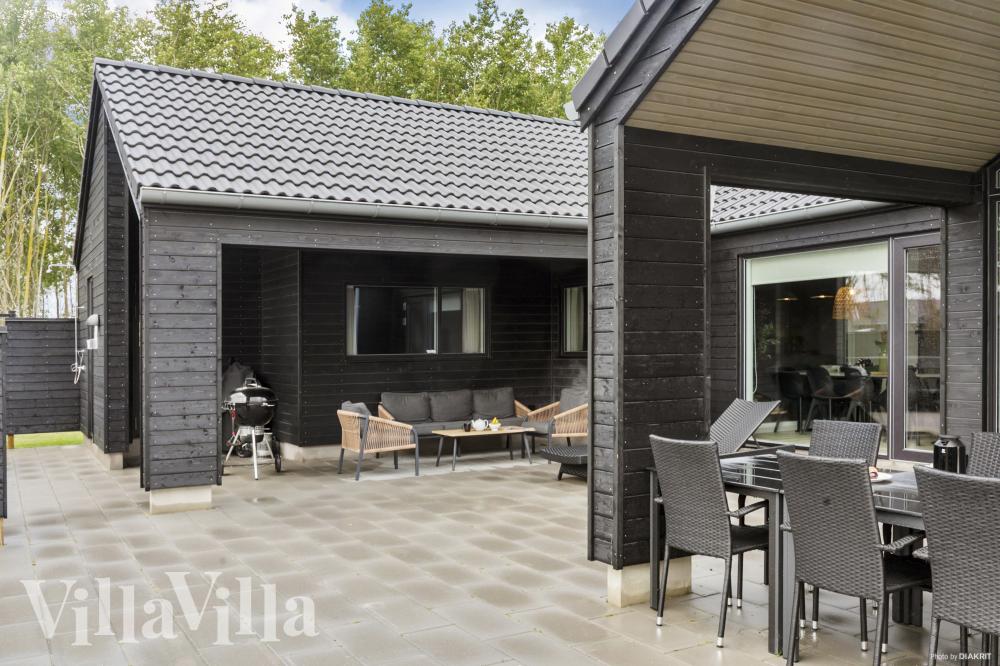 Njut av en grillkväll på terrassen i lyxstuga nr 912 i Lolland/Falster/Møn