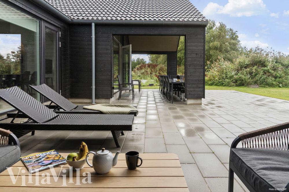 På terrassen i sommarhus nr 912 finns det plats för upp till 18 gäster.