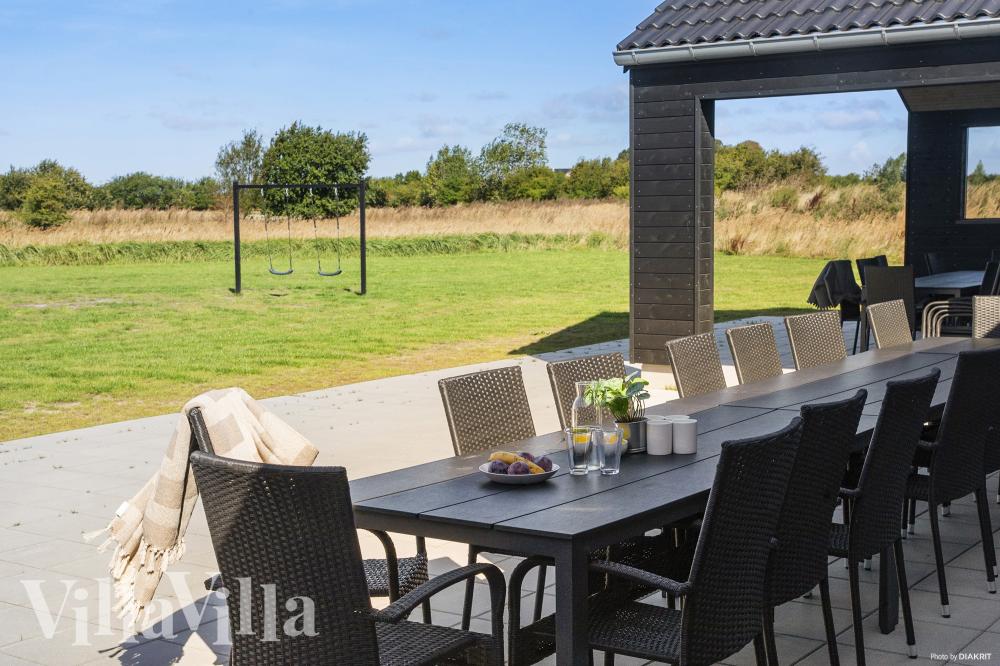 Lyxstuga nr 914 har en härlig terrass med sköna trädgårdsmöbler för 30 personer.