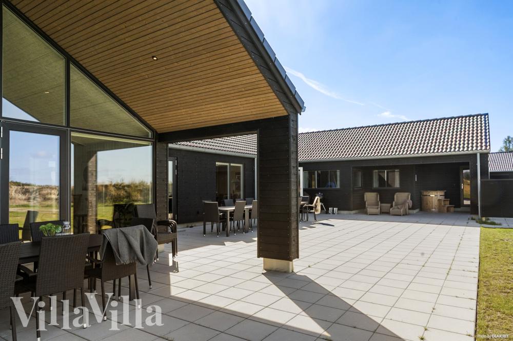 Njut av en grillkväll på terrassen i lyxstuga nr 914 i Lolland/Falster/Møn