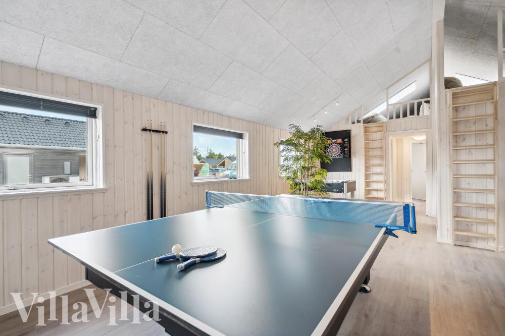 Aktivitetsrum i lyxstuga nr 1006 med 7 sovrum och plats för 18 personer.