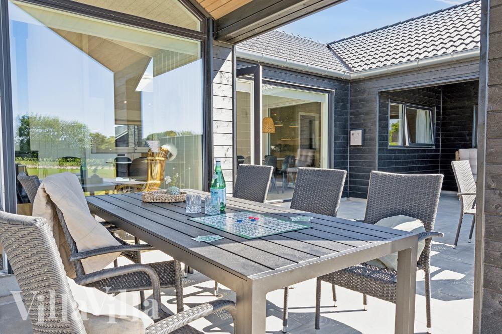 Njut av en grillkväll på terrassen i lyxstuga nr 1006 i Vestjylland