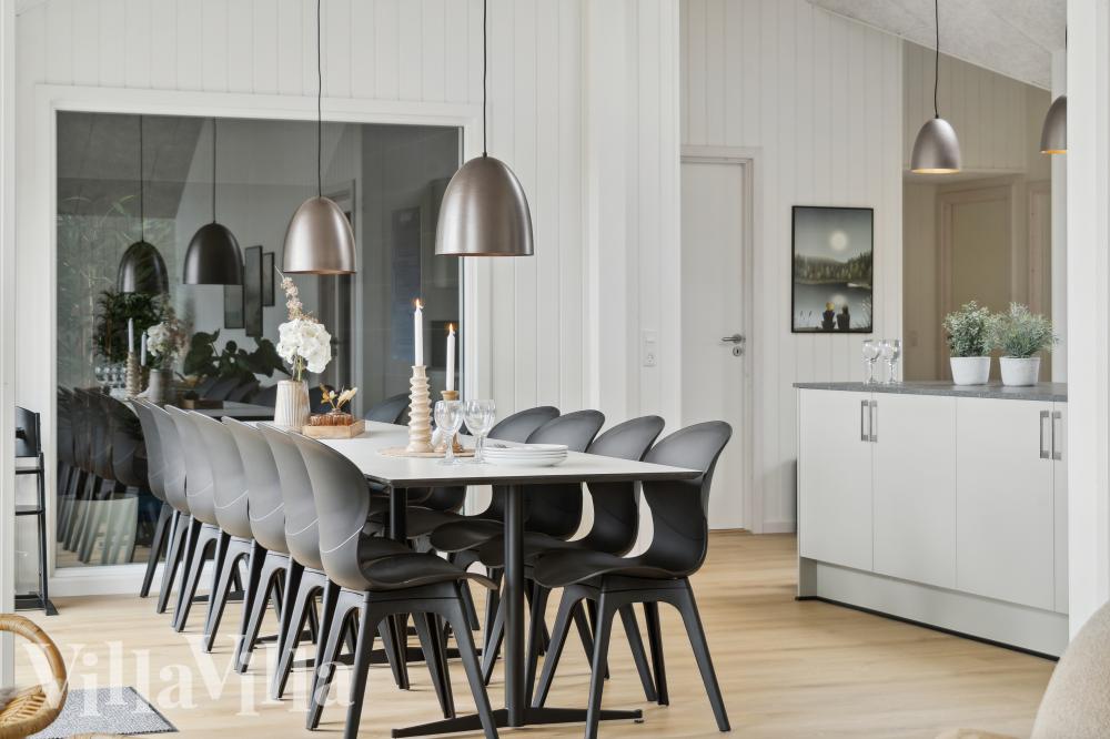 Det stora ljusa vardagsrummet i lyxstuga nr 1015 för 14.
