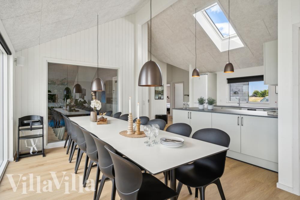 Vardagsrummet i lyxstuga nr. 1015 har plats för 14 personer.