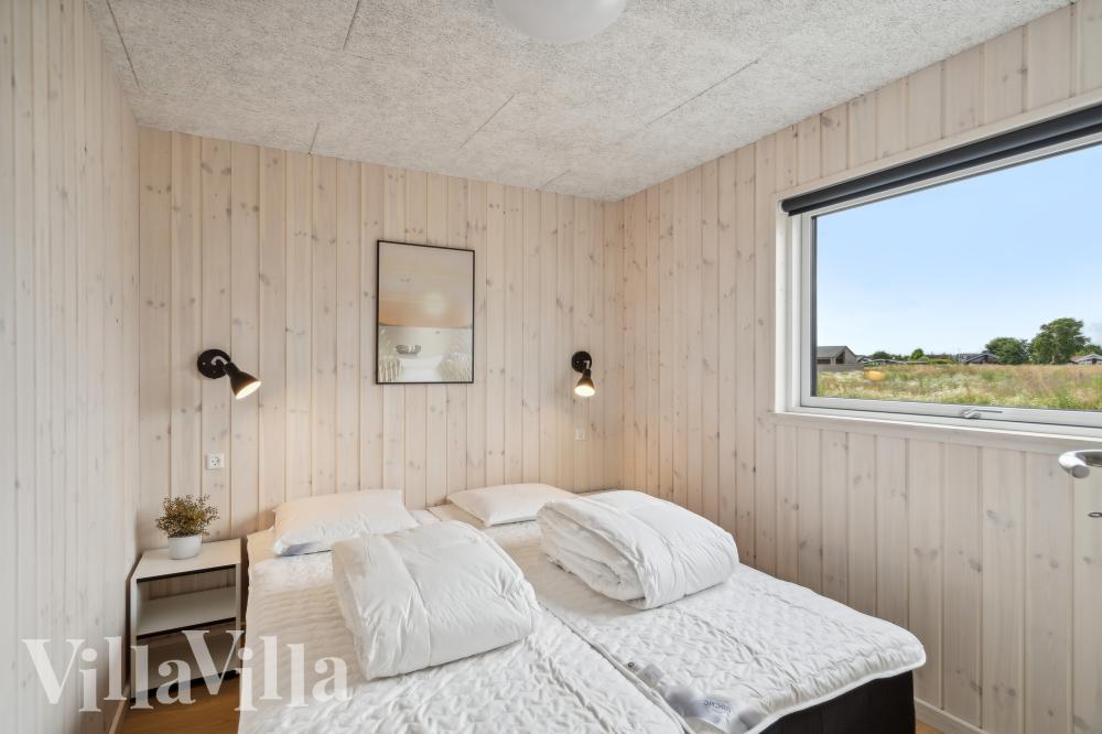 Ett av de 5 utmärkta sovrummen i lyxstuga nr 1015 i Vestjylland.