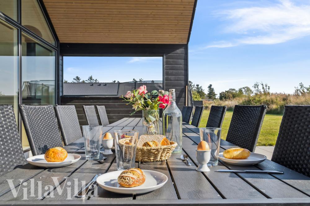 Njut av en grillkväll på terrassen i lyxstuga nr 1015 i Vestjylland