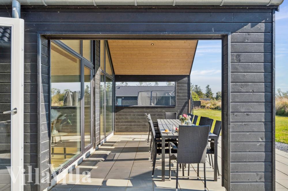 På terrassen i sommarhus nr 1015 finns det plats för upp till 14 gäster.