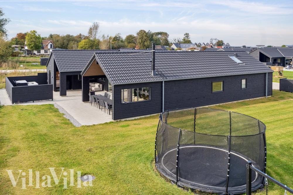 Den praktfulla poolstugan nr 1015 med plats för 14 personer ligger i Vestjylland