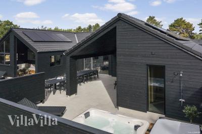 Den praktfulla poolstugan nr 960 med plats för 18 personer ligger i Lolland/Falster/Møn