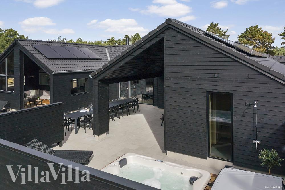 Den praktfulla poolstugan nr 960 med plats för 18 personer ligger i Lolland/Falster/Møn