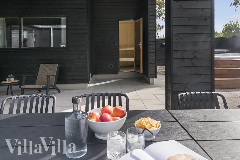 Njut av en grillkväll på terrassen i lyxstuga nr 960 i Lolland/Falster/Møn