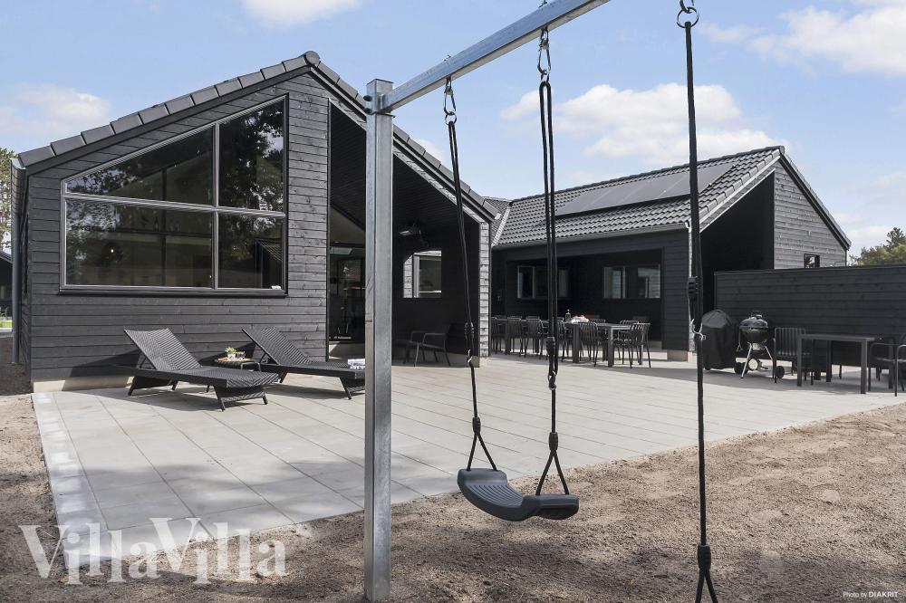 Till den trevliga sommarstugan nr 960 i Lolland/Falster/Møn erbjuds en mängd utomhusaktiviteter, t.ex. lektorn och gungor