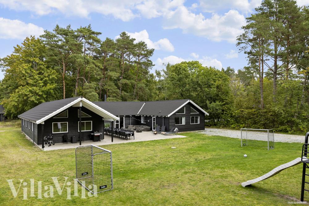 Den praktfulla poolstugan nr 406 med plats för 24 personer ligger i Nordsjälland