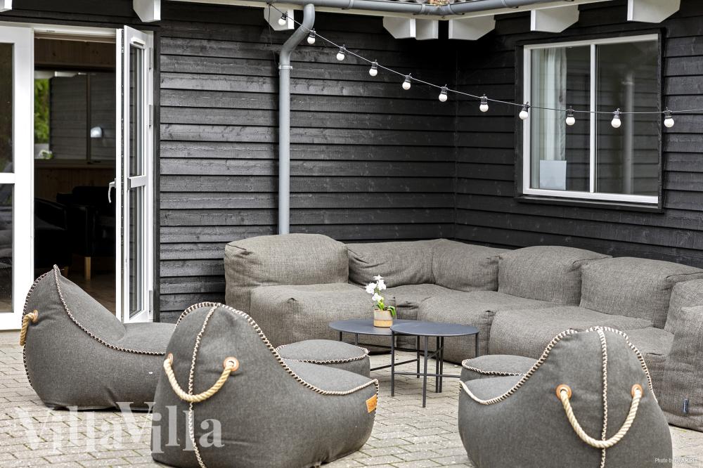 Lyxstuga nr 406 har en härlig terrass med sköna trädgårdsmöbler för 24 personer.