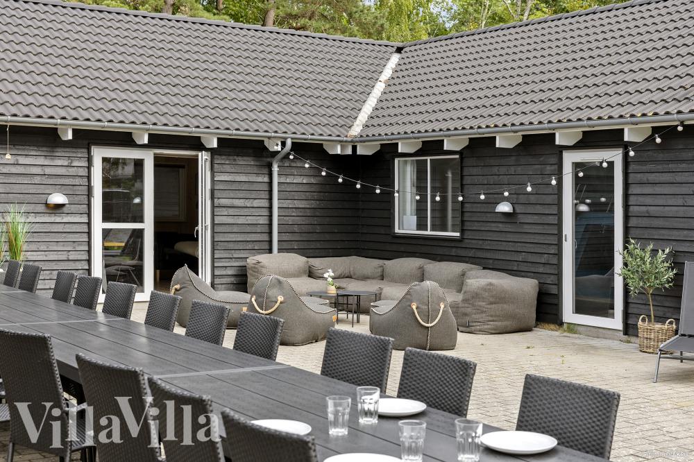 Njut av en grillkväll på terrassen i lyxstuga nr 406 i Nordsjälland