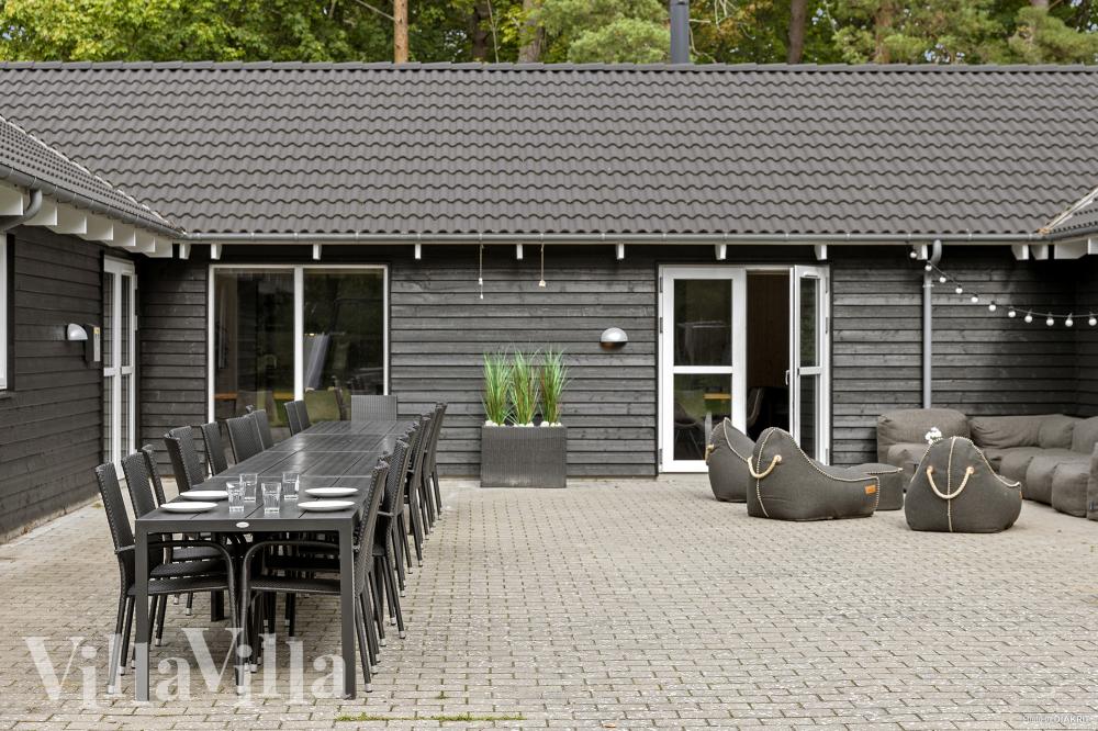 På terrassen i sommarhus nr 406 finns det plats för upp till 24 gäster.