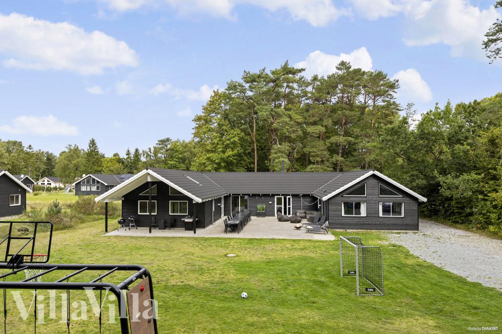 Den tjusiga sommarstugan nr 406 med gott om plats för upp till 24 personer