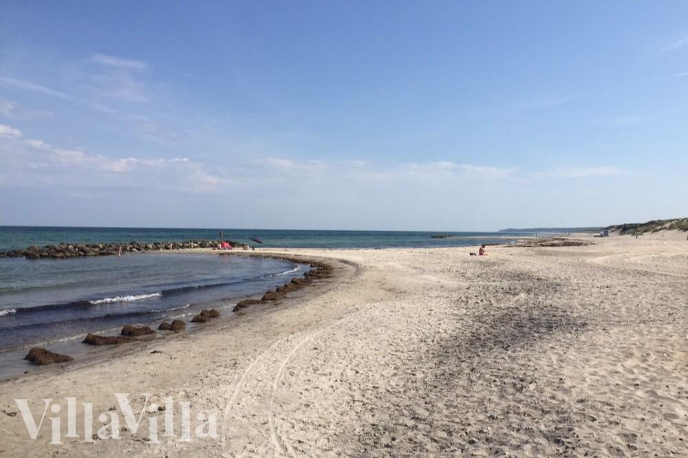 Den vackra stranden i närheten av lyxhus 406 vid Nordsjälland.