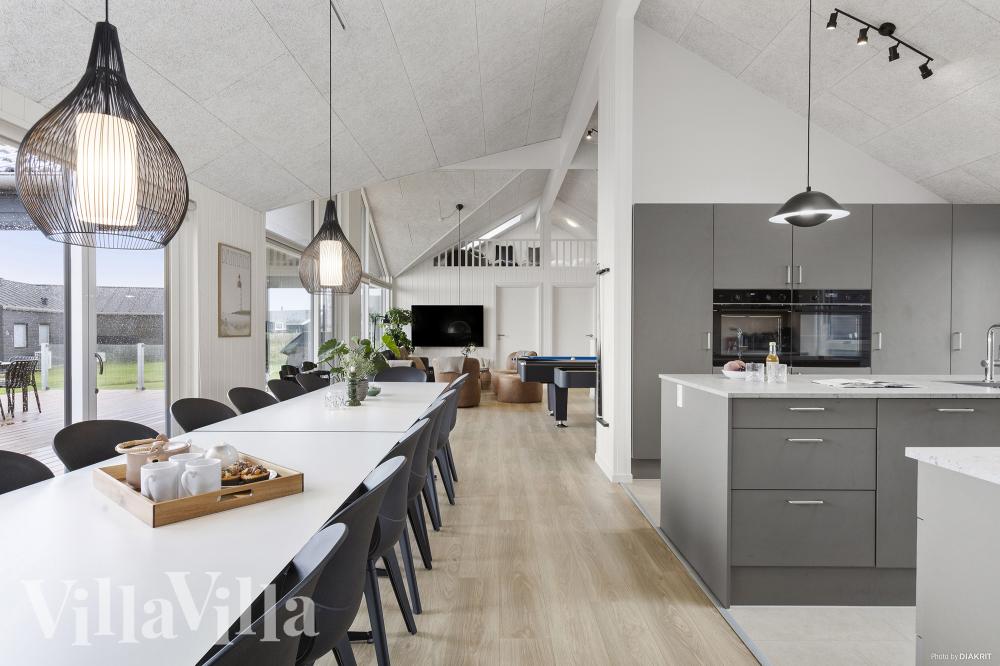 Det stora ljusa vardagsrummet i lyxstuga nr 959 för 26.