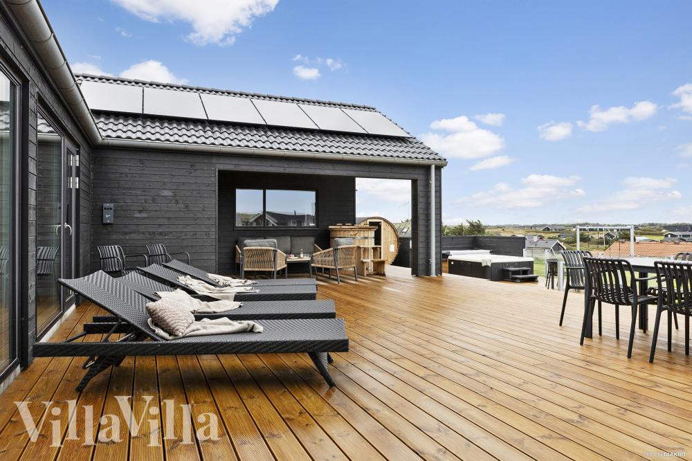 Njut av en grillkväll på terrassen i lyxstuga nr 959 i Nordjylland