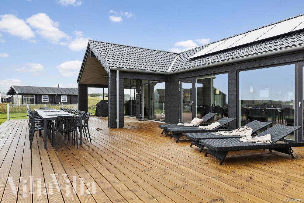 Stor terrass i lyxstuga nr 959 i Nordjylland.