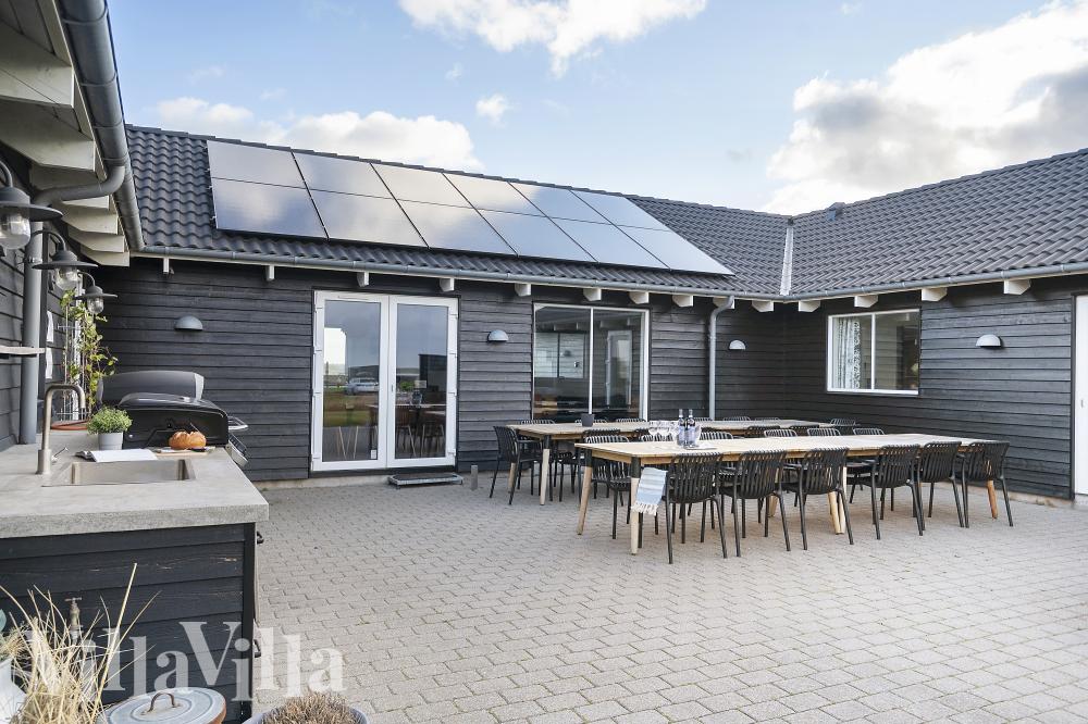 Lyxstuga nr 293 har en härlig terrass med sköna trädgårdsmöbler för 22 personer.