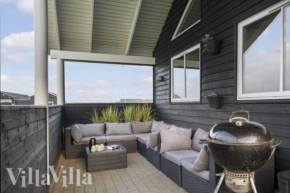 På terrassen i sommarhus nr 293 finns det plats för upp till 22 gäster.