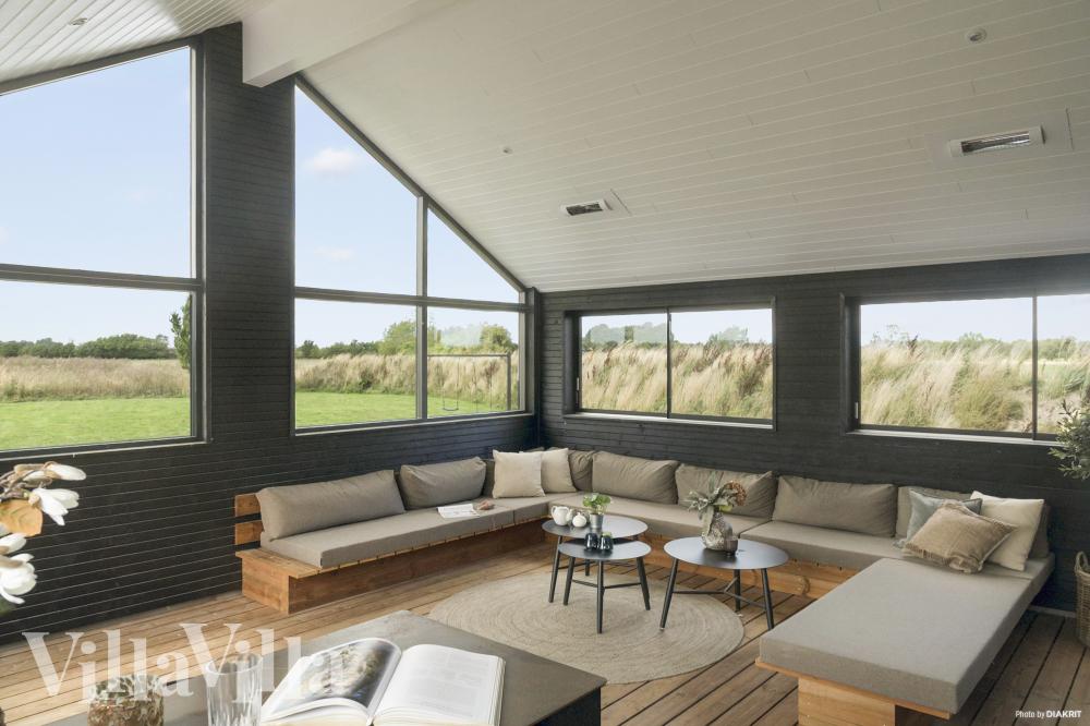 Njut av en grillkväll på terrassen i lyxstuga nr 910 i Lolland/Falster/Møn