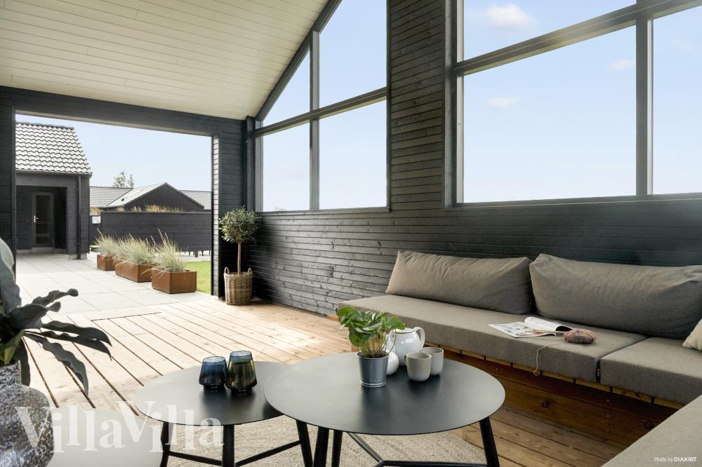 På terrassen i sommarhus nr 910 finns det plats för upp till 30 gäster.