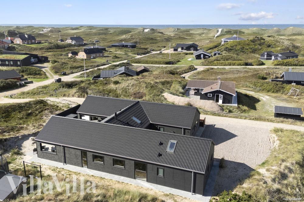 I Vestjylland ligger detta vackra poolhus nr 672 med plats för 18 personer.