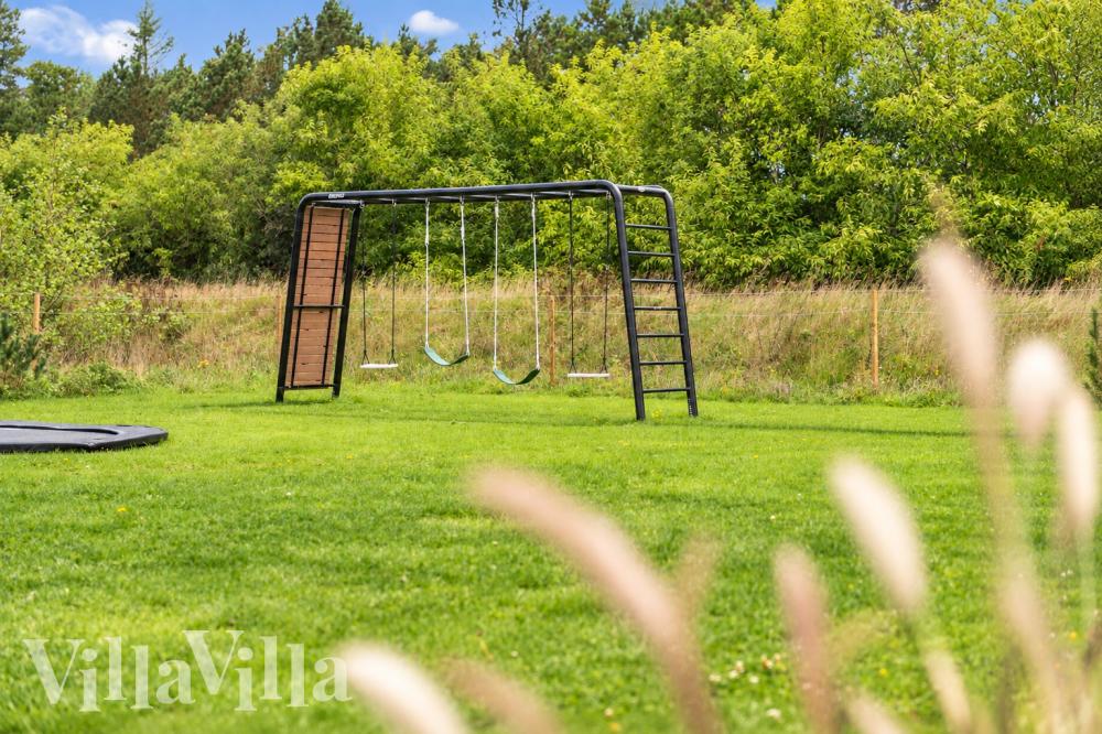 Till den trevliga sommarstugan nr 463 i Vestjylland erbjuds en mängd utomhusaktiviteter, t.ex. lektorn och gungor