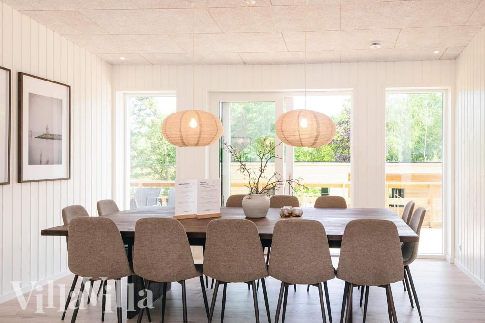 Det stora ljusa vardagsrummet i lyxstuga nr 941 för 16.