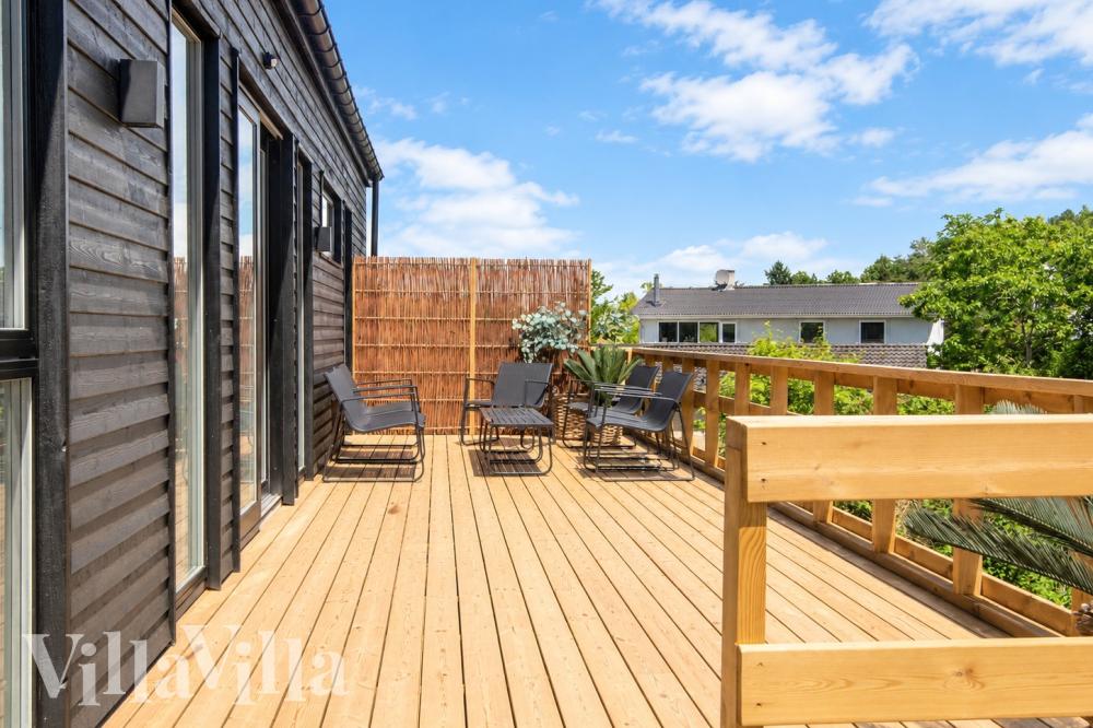 På terrassen i sommarhus nr 941 finns det plats för upp till 16 gäster.