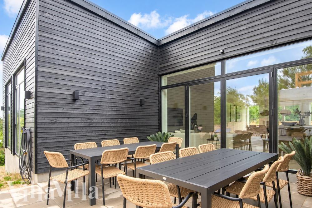 Stor terrass i lyxstuga nr 941 i Østjylland.