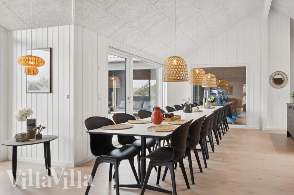 Det stora ljusa vardagsrummet i lyxstuga nr 1008 för 18.