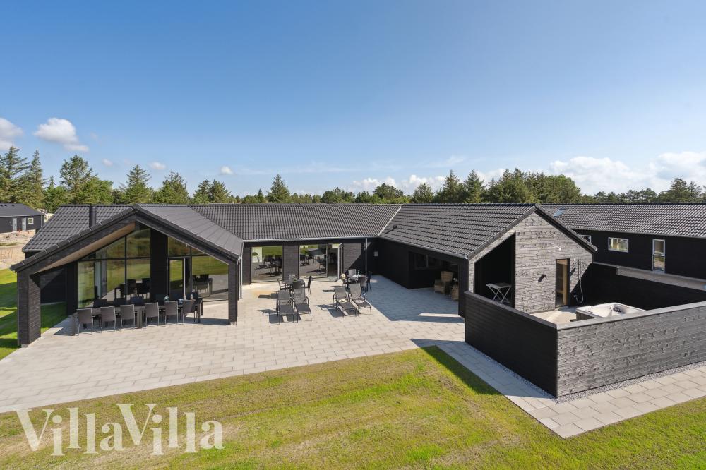 Den praktfulla poolstugan nr 1008 med plats för 18 personer ligger i Vestjylland