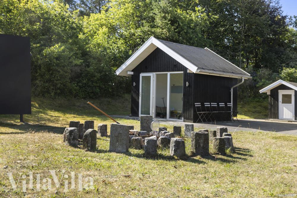 Till den trevliga sommarstugan nr 1009 i Limfjorden erbjuds en mängd utomhusaktiviteter, t.ex. lektorn och gungor