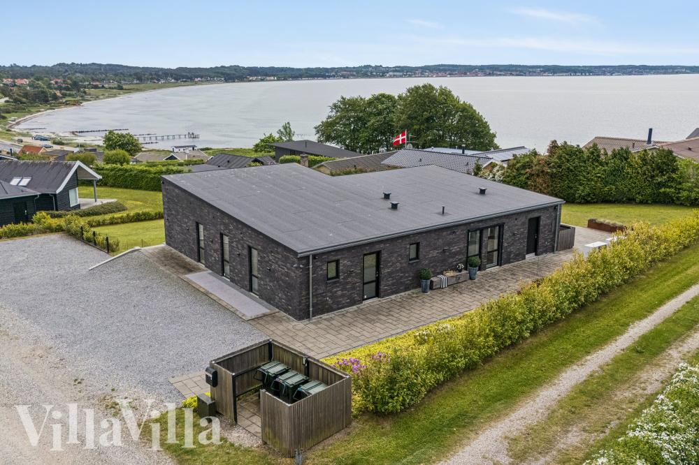 Den tjusiga sommarstugan nr 1022 med gott om plats för upp till 26 personer